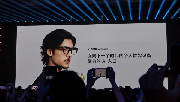 万无优配 1999元！小米AI眼镜靠性价比爆发，创业者难了？