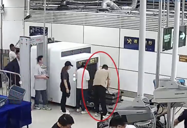 广瑞网  深圳湾口岸男子携两把以压缩气体为动力的枪支被查! 现场曝光