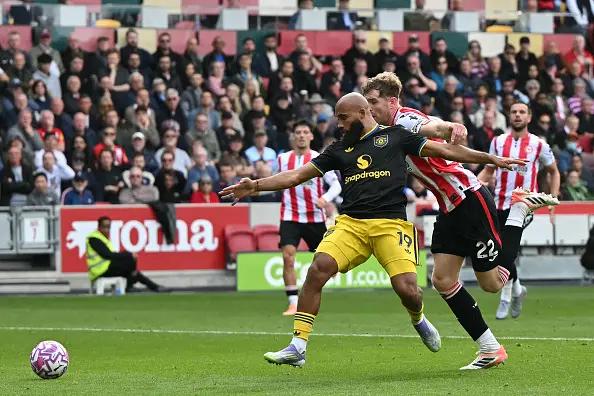 振兴配资 记者：曼联这场VAR的表现很糟糕，柯林斯的犯规是明显红牌